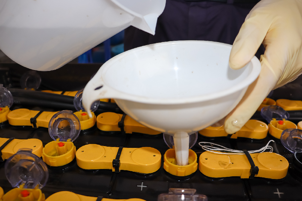 電瓶里面沒水了應如何處理？缺水會對電瓶造成何種損害？